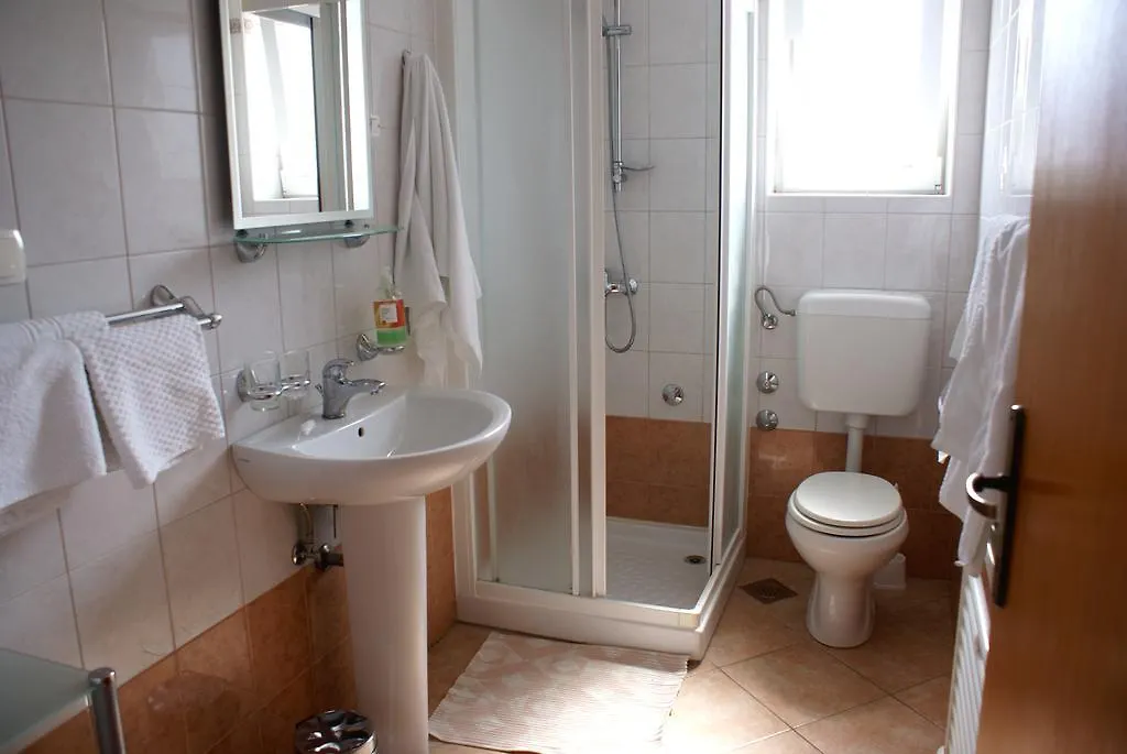 Apartments Robert Porat  0*, Porat (Krk) Croatia